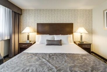 هتل Monte Carlo Inn Oakville Suites