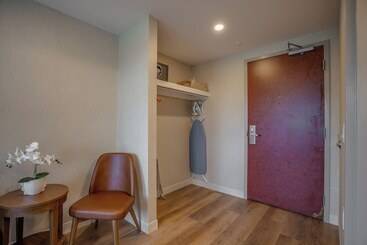 هتل Monte Carlo Inn Oakville Suites