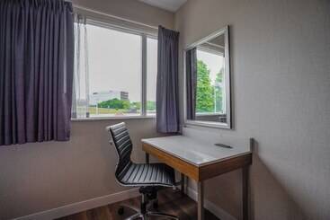 هتل Monte Carlo Inn Oakville Suites