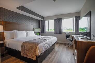 هتل Monte Carlo Inn Oakville Suites