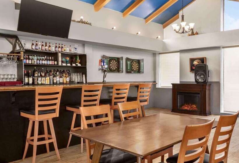 هتل Days Inn & Suites By Wyndham Moncton