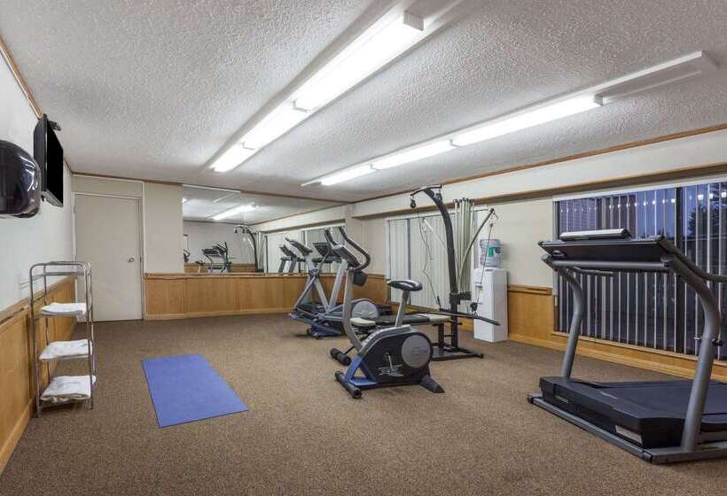فندق Ramada By Wyndham Coquitlam