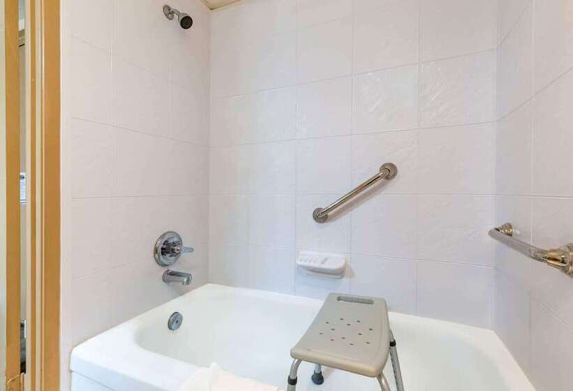 فندق Ramada By Wyndham Coquitlam