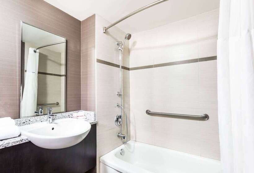 فندق Ramada By Wyndham Ottawa On The Rideau