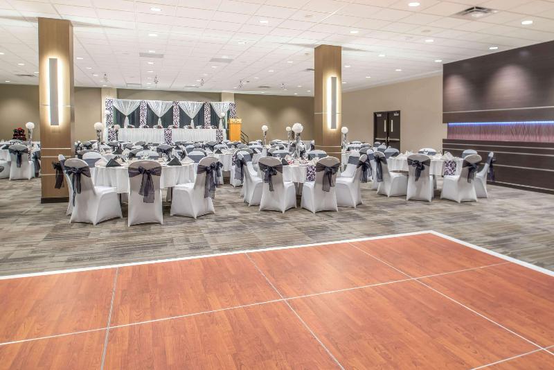 هتل Ramada By Wyndham Saskatoon