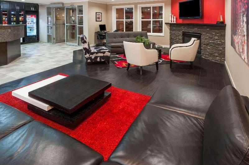 Отель Ramada By Wyndham Sherwood Park