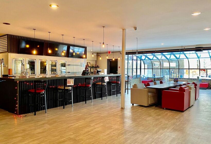 هتل Ramada By Wyndham Whitecourt