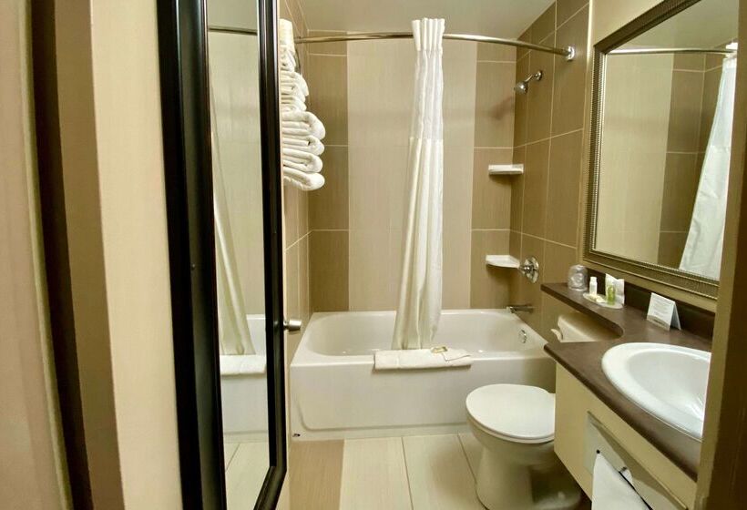 هتل Ramada By Wyndham Whitecourt