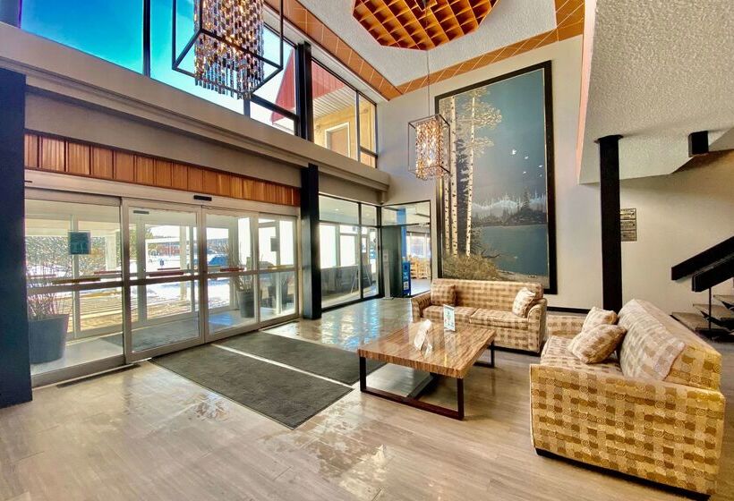 هتل Ramada By Wyndham Whitecourt