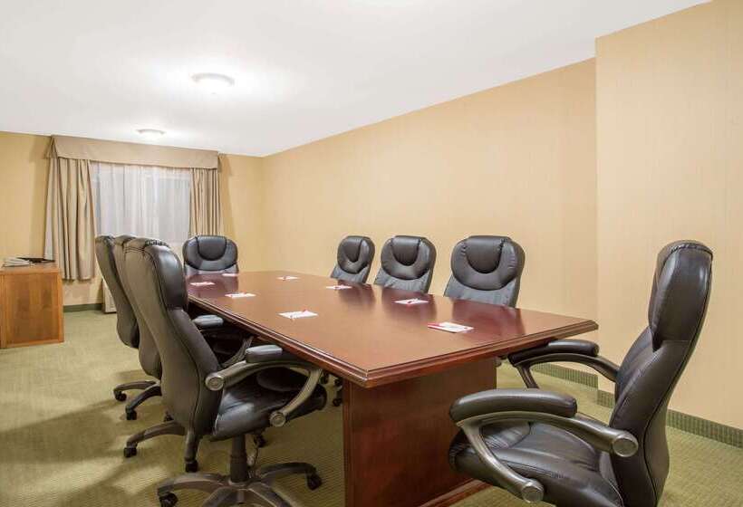 בית מלון כפרי Ramada By Wyndham Williams Lake