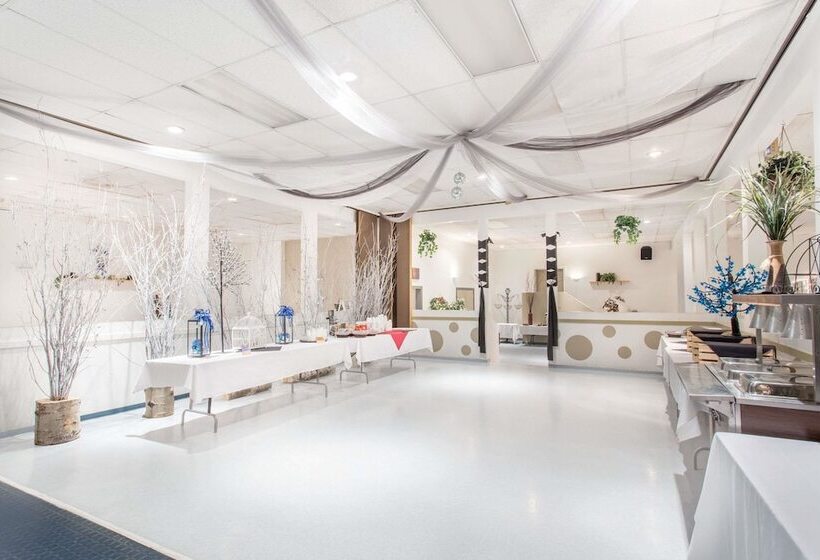 בית מלון כפרי Ramada By Wyndham Williams Lake