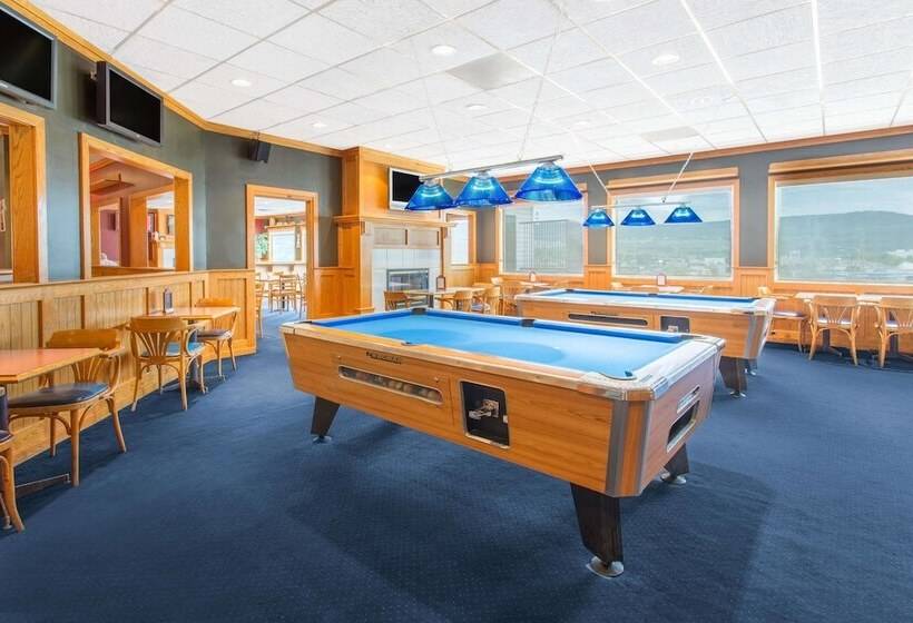 בית מלון כפרי Ramada By Wyndham Williams Lake