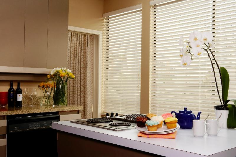 ホテル Rosellen Suites At Stanley Park