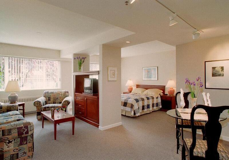 هتل Rosellen Suites At Stanley Park