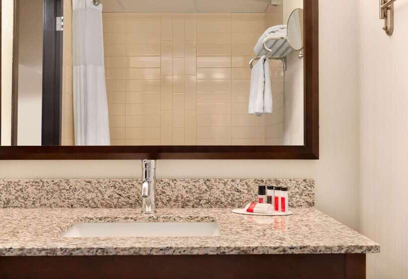 استراحتگاه Ramada Plaza By Wyndham Regina Downtown