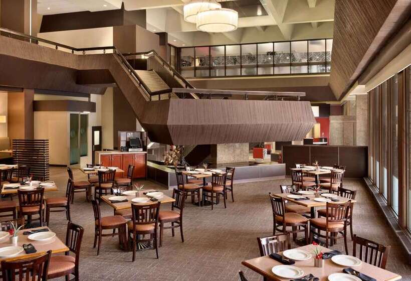 استراحتگاه Ramada Plaza By Wyndham Regina Downtown