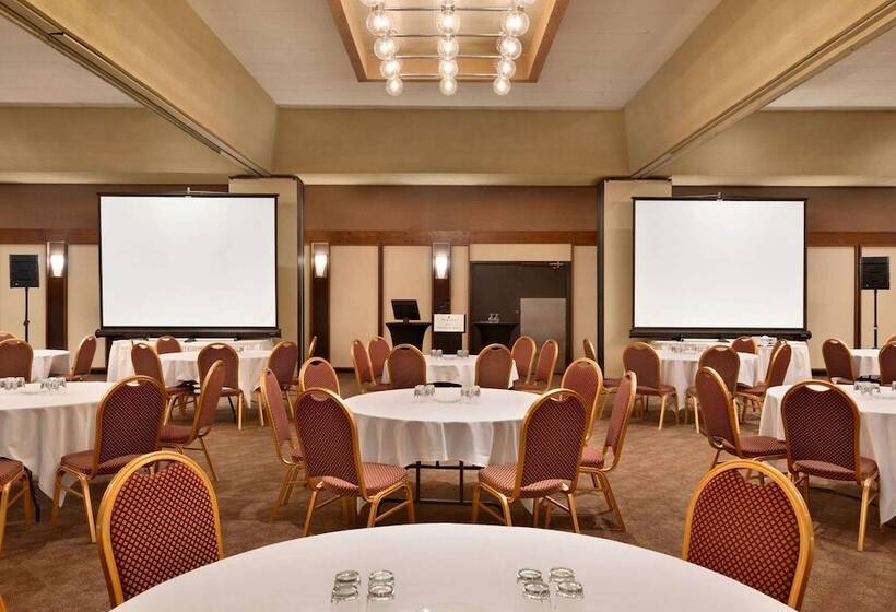 استراحتگاه Ramada Plaza By Wyndham Regina Downtown