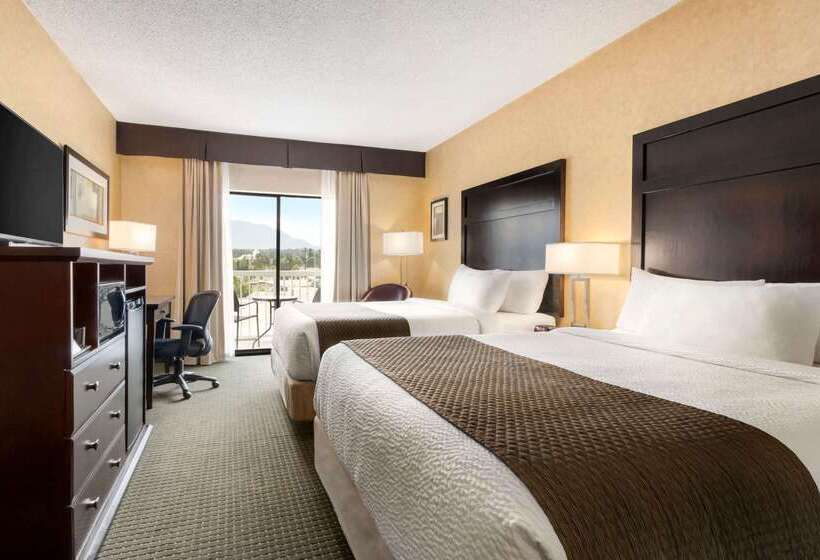 هتل Days Inn By Wyndham Cranbrook Conference Centre