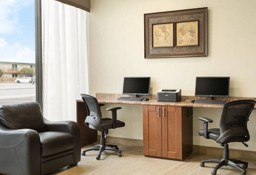 هتل Days Inn By Wyndham Cranbrook Conference Centre