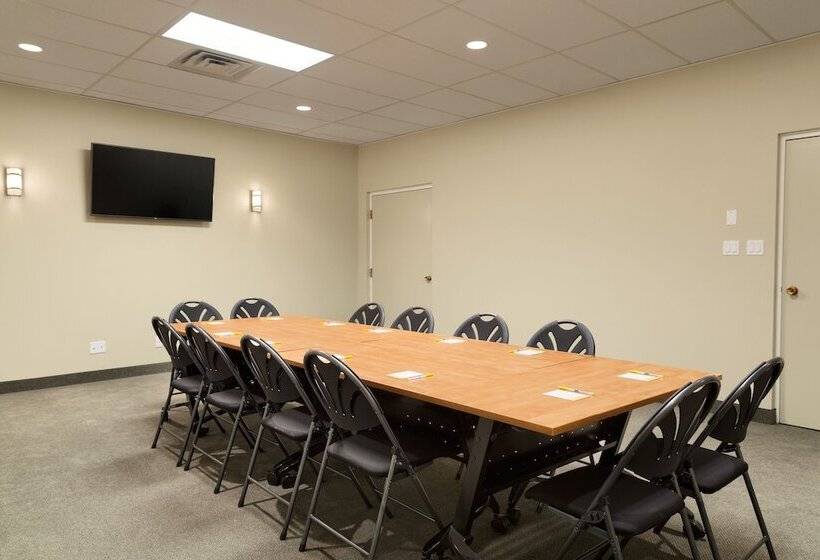 هتل Days Inn By Wyndham Cranbrook Conference Centre