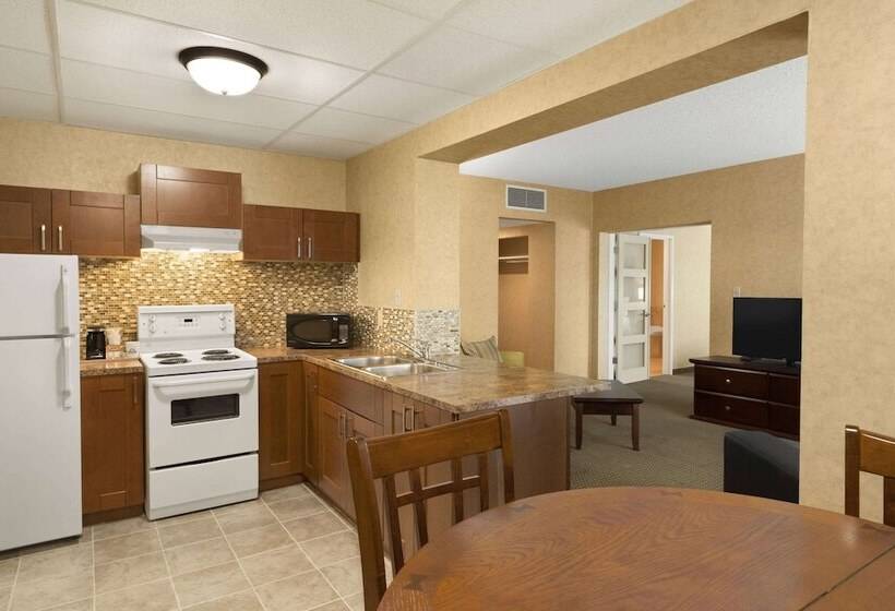 هتل Days Inn By Wyndham Cranbrook Conference Centre