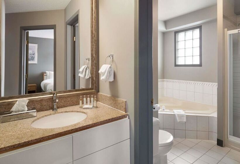 هتل Travelodge By Wyndham Edmonton Airport