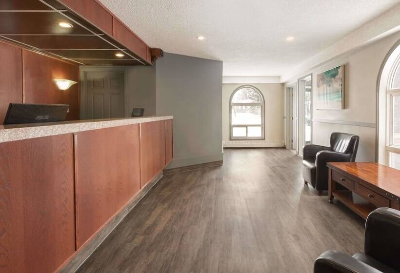 هتل Travelodge By Wyndham Edmonton Airport