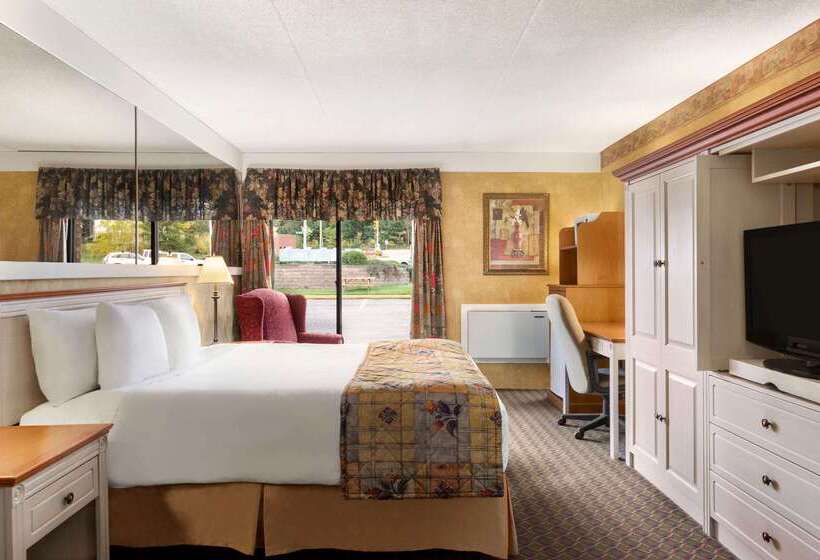 Отель Travelodge By Wyndham Owen Sound On