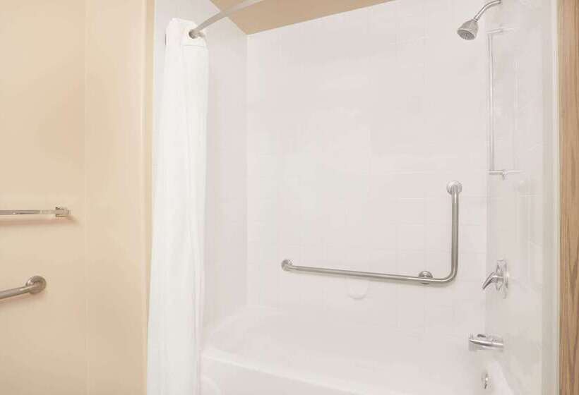 مُتل Ramada By Wyndham Cranbrook