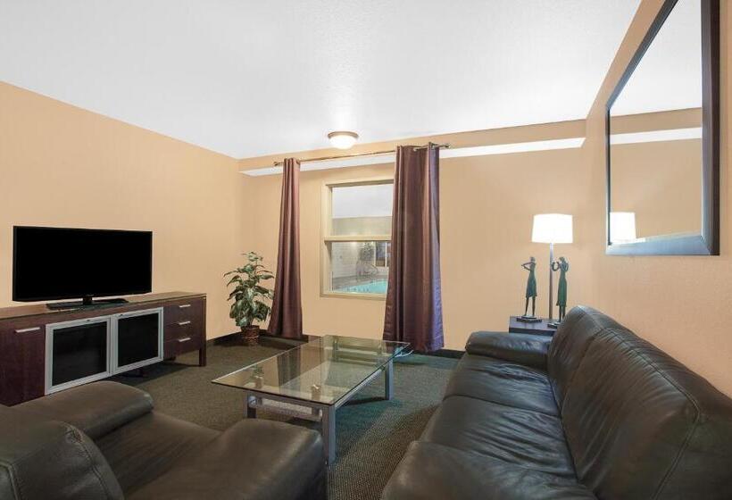 مُتل Ramada By Wyndham Cranbrook