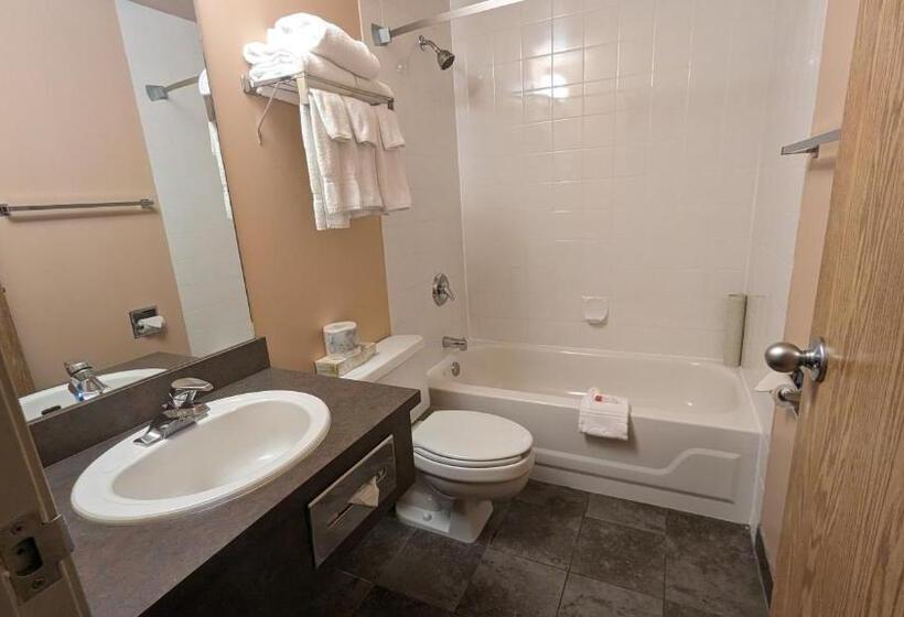 مُتل Ramada By Wyndham Cranbrook