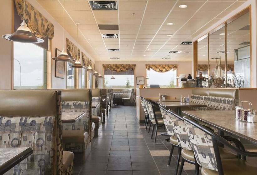 مُتل Super 8 By Wyndham Drayton Valley
