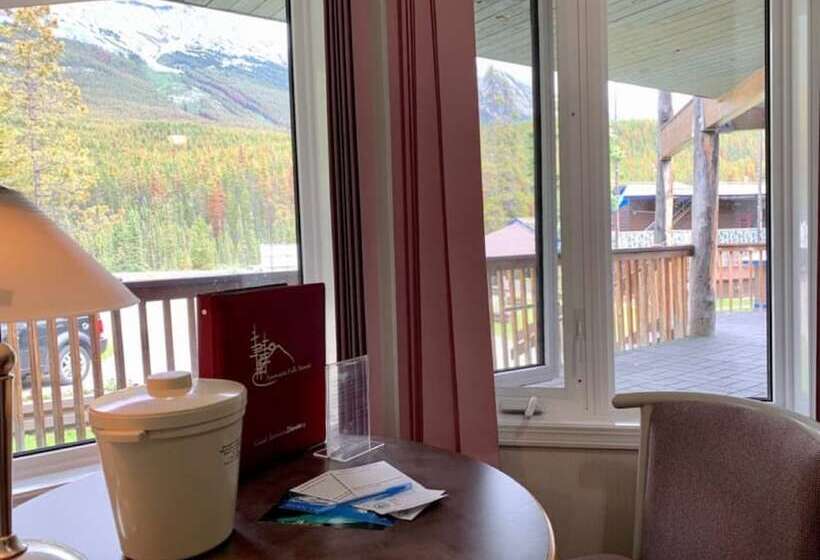 استراحتگاه Sunwapta Falls Rocky Mountain Lodge