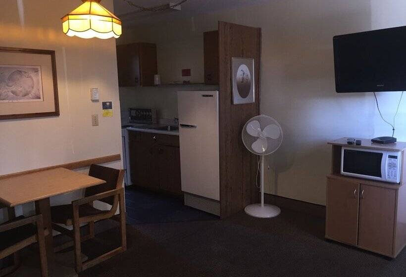Tyee Village Motel
