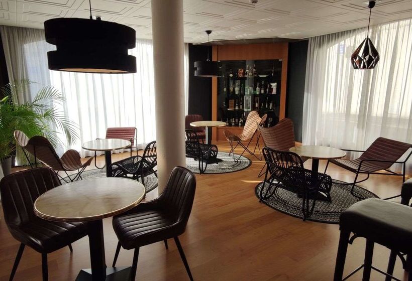 هتل Hôtel Le Valois, Cognac Centre