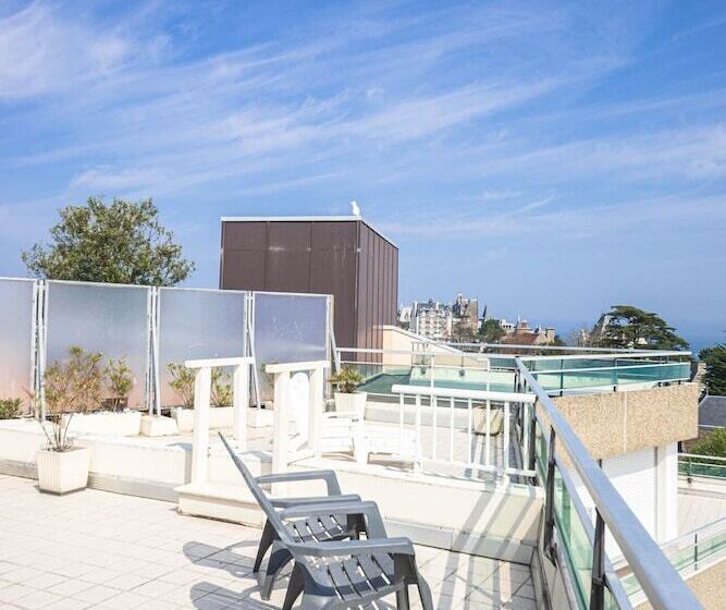 هتل Le Crystal Dinard Plage