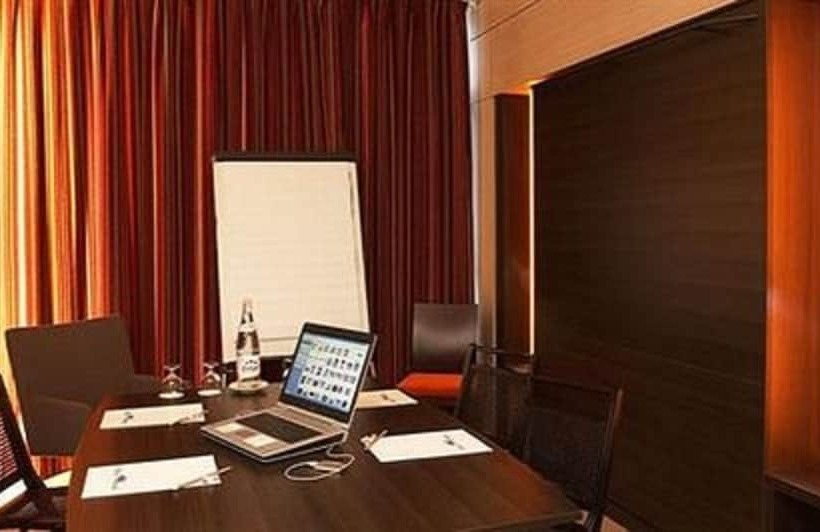 هتل Hôtel Oceania Nantes Aéroport