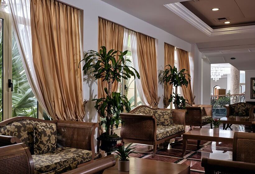 هتل Pilot Beach Resort