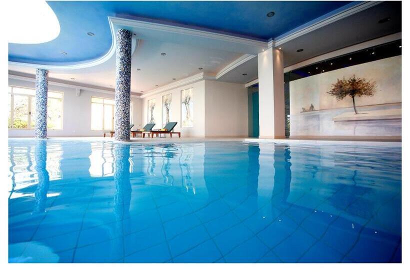 هتل Pilot Beach Resort