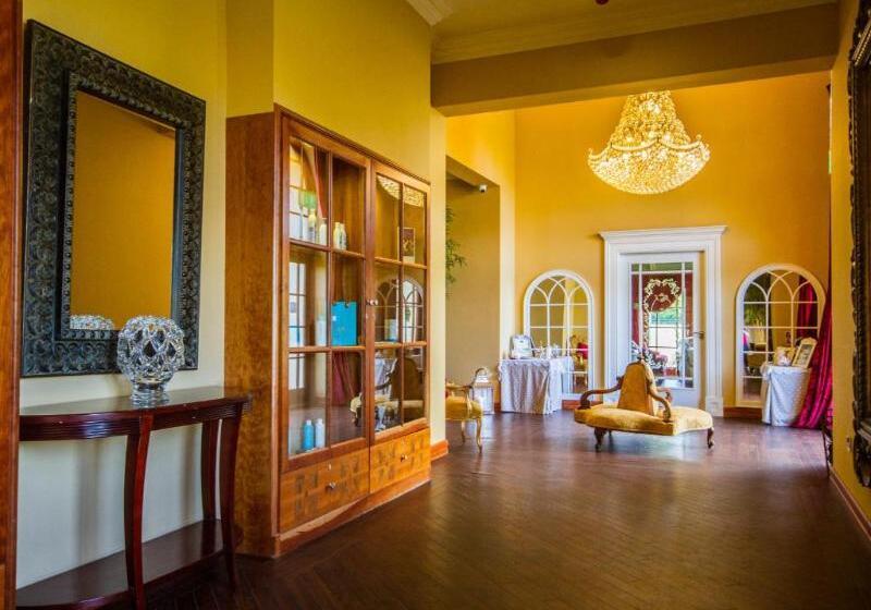 هتل Fitzgeralds Woodlands House