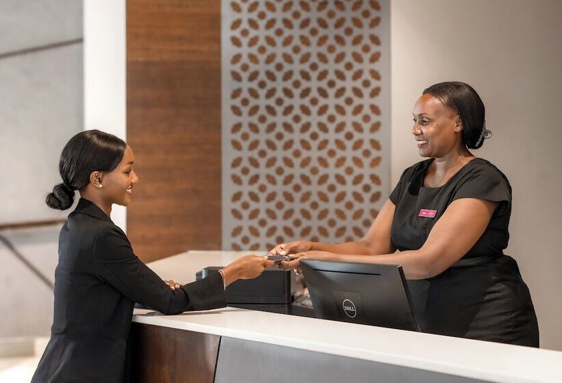 هتل Crowne Plaza   Dar Es Salaam, An Ihg