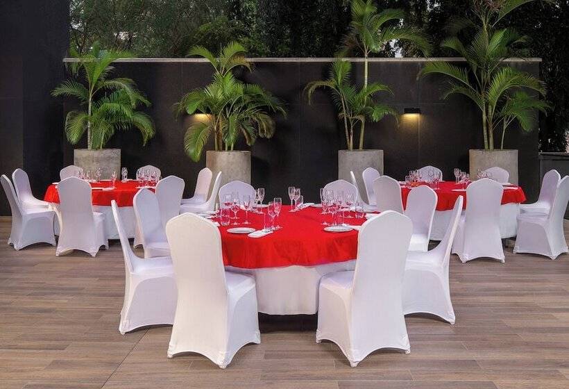 هتل Crowne Plaza   Dar Es Salaam, An Ihg