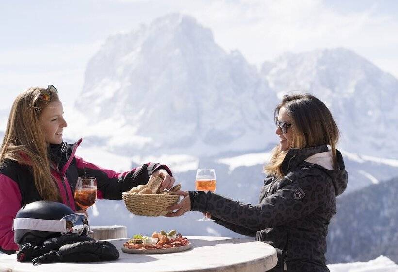 Hotell Adler Spa Resort Dolomiti
