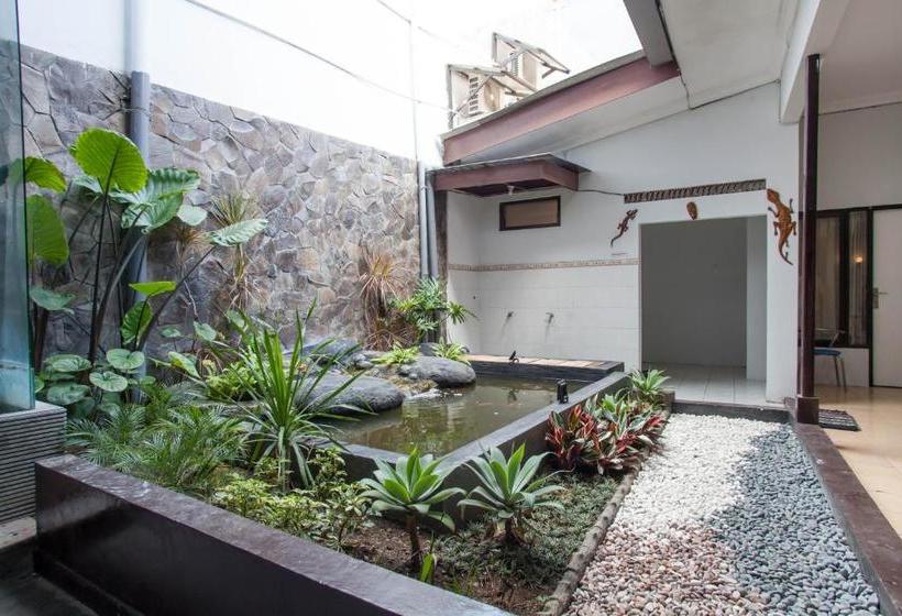 پانسیون Reddoorz Near Tugu Pahlawan Surabaya