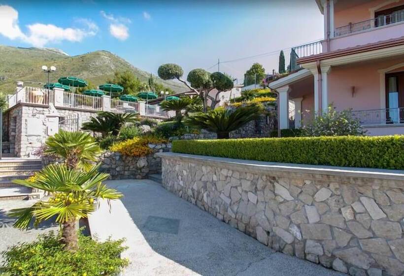 هتل Ristorante Borgo La Tana