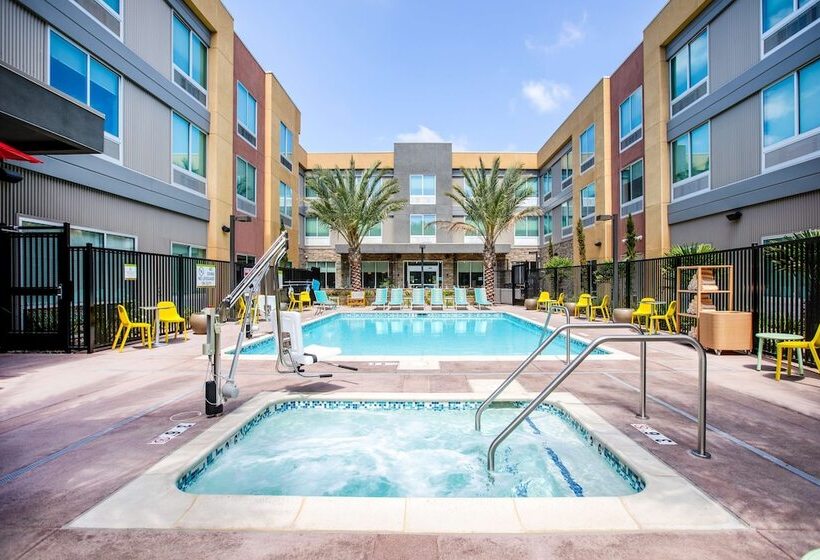 هتل Home2 Suites By Hilton Carlsbad
