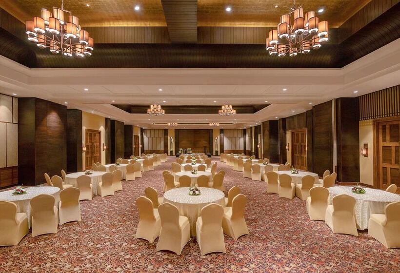 هتل Radisson Blu Plaza Resort & Convention Centre Karjat