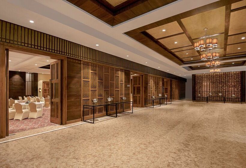 هتل Radisson Blu Plaza Resort & Convention Centre Karjat