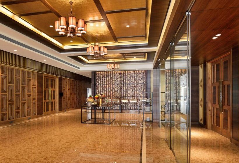هتل Radisson Blu Plaza Resort & Convention Centre Karjat