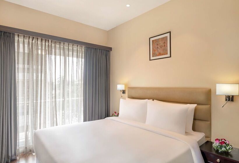 هتل Radisson Blu Plaza Resort & Convention Centre Karjat